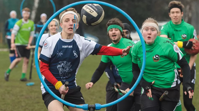 一名队员将“鬼飞球”掷入对方球门