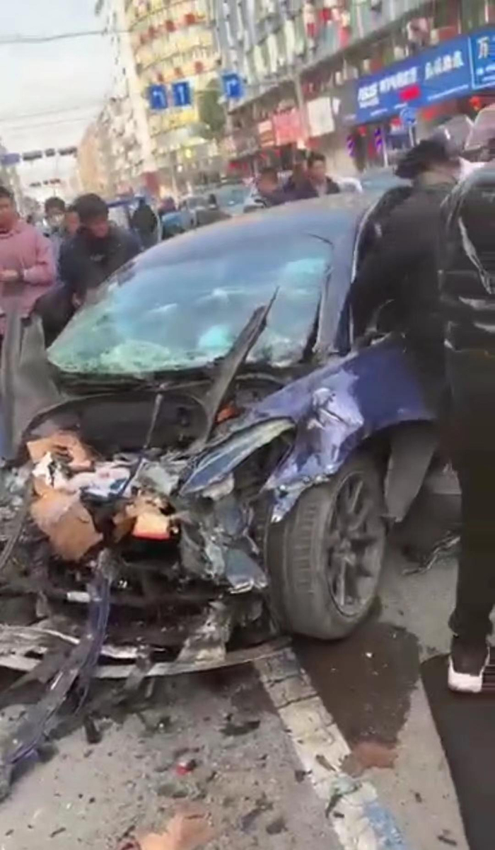 事故现场，特斯拉车头受损严重。网络截图