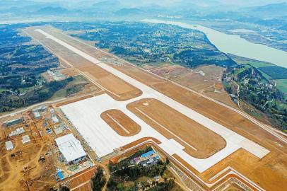 2月15日，阆中机场航站楼金属屋面安装已近尾声。 王玉贵 摄（视觉四川）