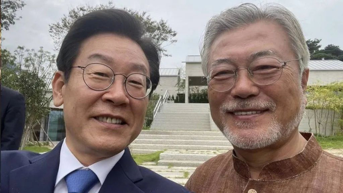 文在寅（右）退休后，李在明（左）前去探望。图源：AP