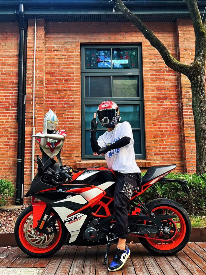 △陈雨生的摩托车至今没有修好，他已经很久没有骑车上路了