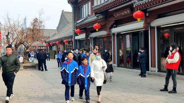 游客在馆内参观。胡兵摄