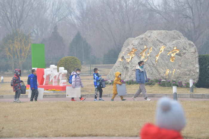 2月18日上午，学员带着上课需要的文具进入北京市少年宫。新京报记者 李木易 摄