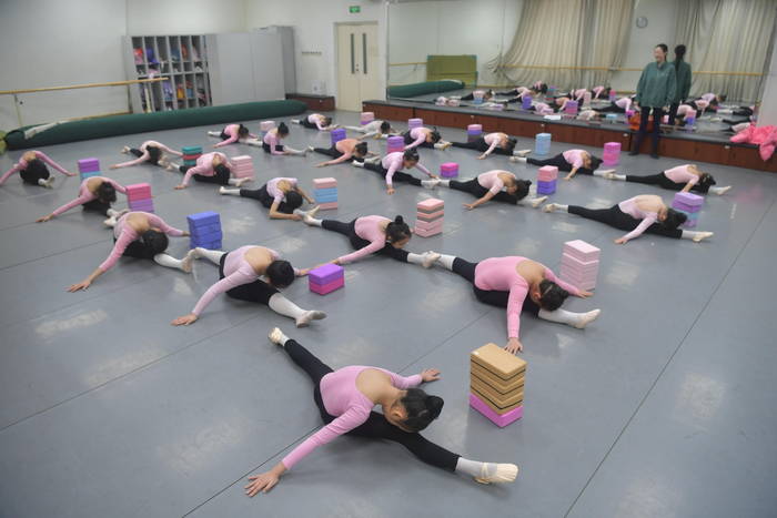 舞蹈课上，孩子们跟随老师的指令慢慢活动身体。新京报记者 李木易 摄