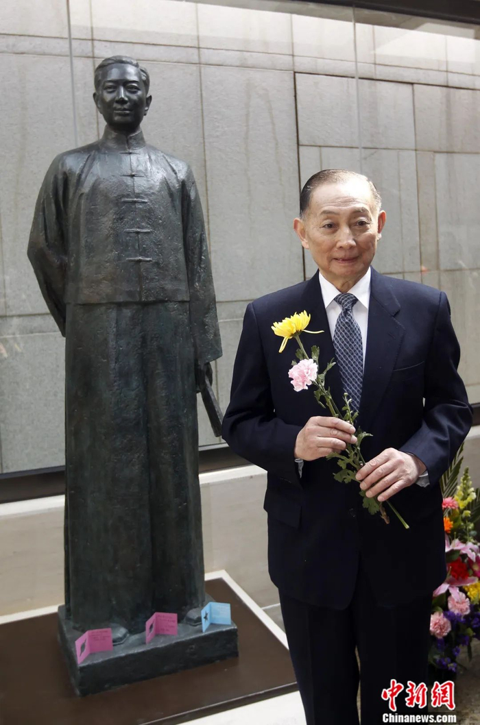 2011年，北京，梅葆玖在梅兰芳雕像前献花。杜洋 摄