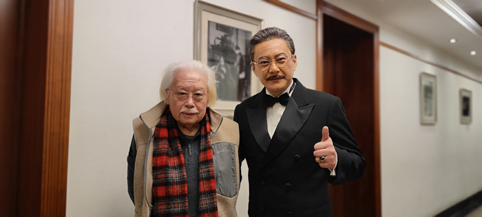 重排导演顾威、王斑在首都剧场首演剧照前合影