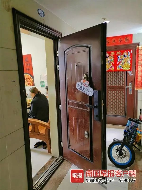 ▲该粉店开在居民楼里，平日楼道里气味较大。本文图片均为南国早报记者 黎伊玮摄