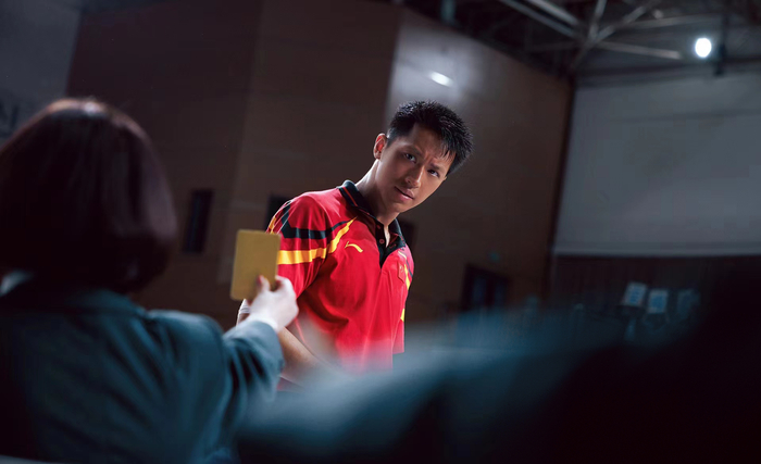 《中国乒乓之绝地反击》剧照。许魏洲饰白民和，原型为马文革