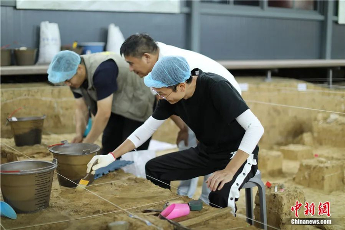 考古工作人员修理化石。柳毅 摄