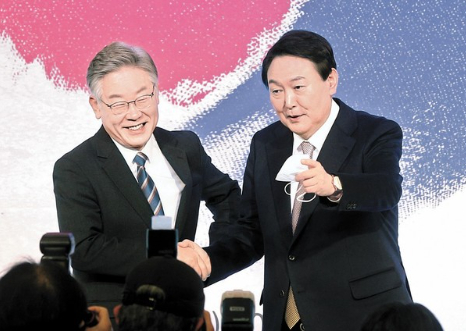 尹锡悦（右）和李在明（左）也曾把手相握。图源：joins.com