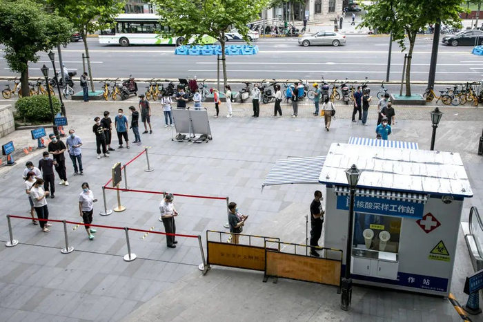 ▲2022年6月1日，上海市为了更好的复工复产，正加快构建“15分钟核酸采样服务圈”。图/澎湃影像