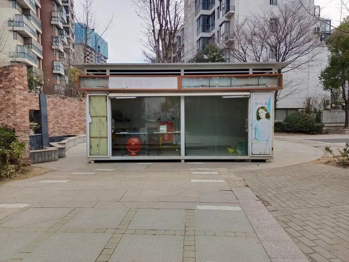 ▲2022年12月20日，江苏宿迁，小区内闲置的核酸采样亭。图/澎湃影像