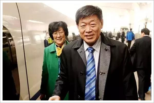 ▲张士平（右一）