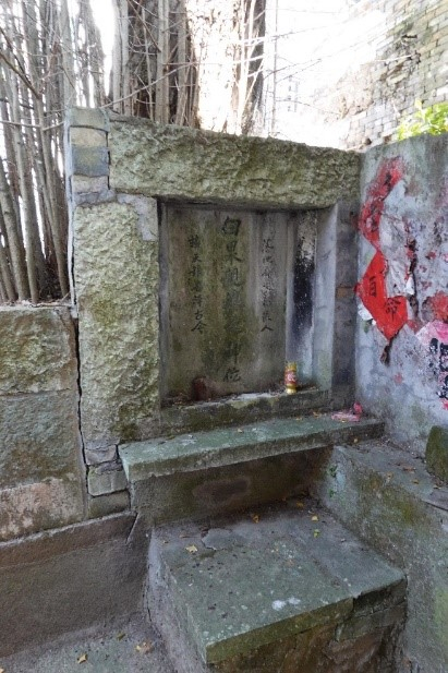 图九 武义少妃白果亲娘树下的神龛（赵晓梅摄，2021年）