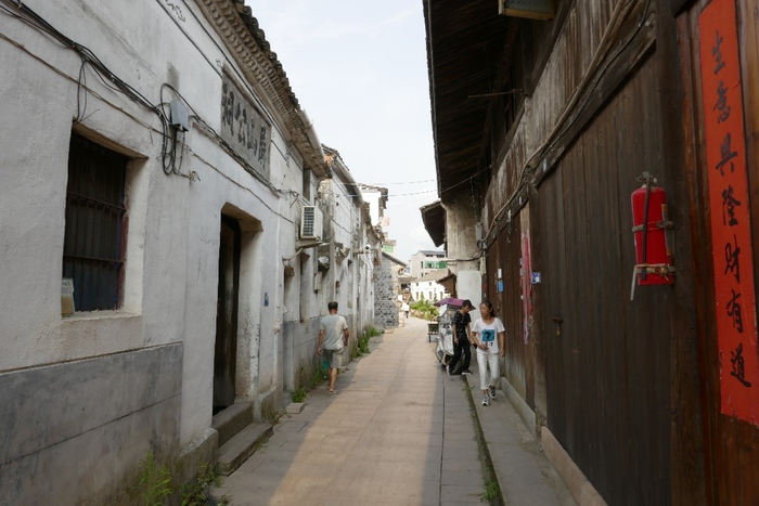 图十 永康芝英正街上的宗祠和商铺（赵晓梅摄，2021年）