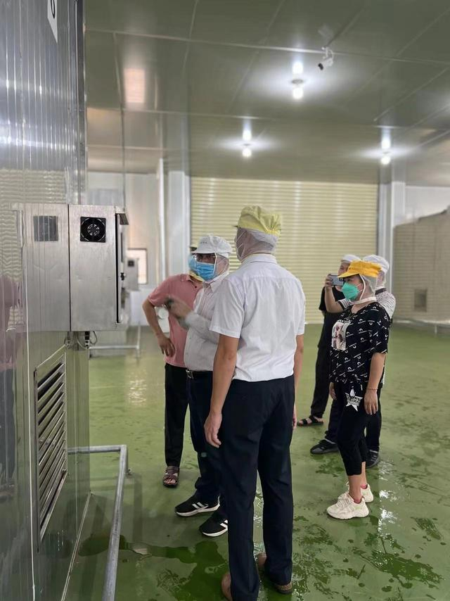 中国检验认证集团（缩写CCIC，简称“中国中检”）柬埔寨公司人员在中宝（柬埔寨）公司检查指导工作。 （中宝公司供图）