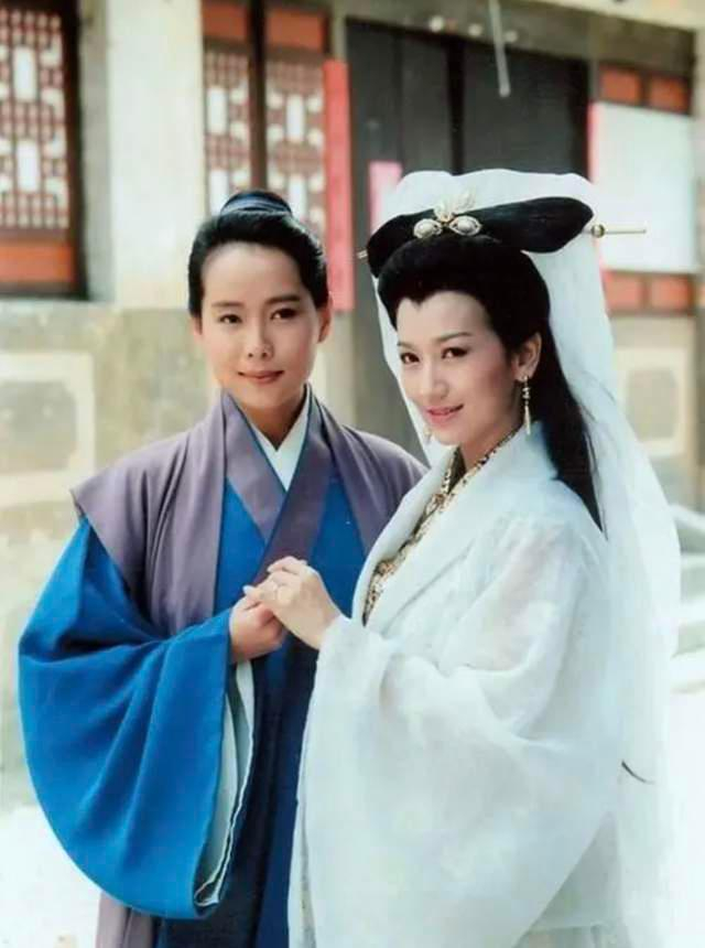 59岁叶童素颜出镜,与多位港星吃屏山大盆菜,现场好似农村流水席