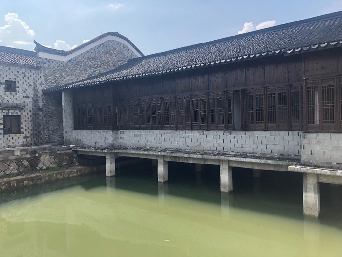 图十二 永康芝英市基旁重建的水阁楼（赵晓梅摄，2021年）