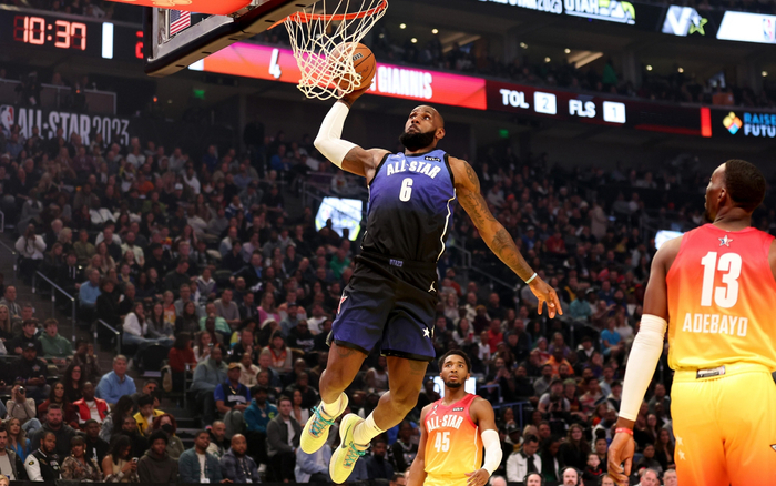 詹姆斯在全明星正赛上扣篮。  图/视觉中国