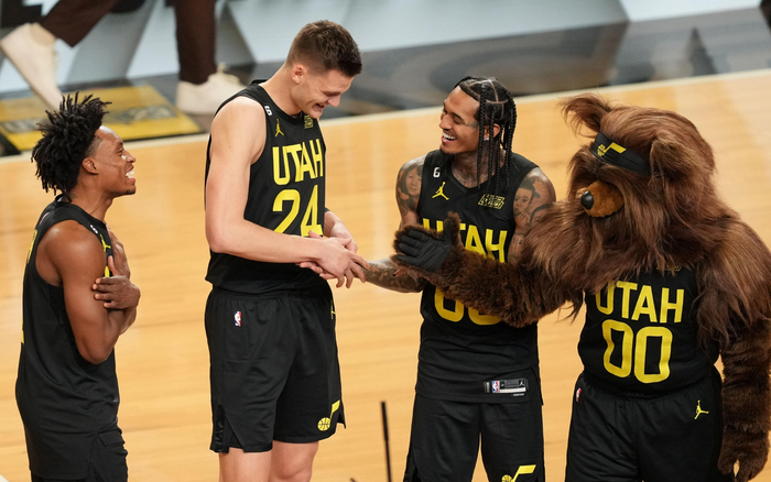 塞克斯顿（左一）、凯斯勒（左二）和克拉克森为东道主爵士队夺得技巧大赛冠军。  图/新华社