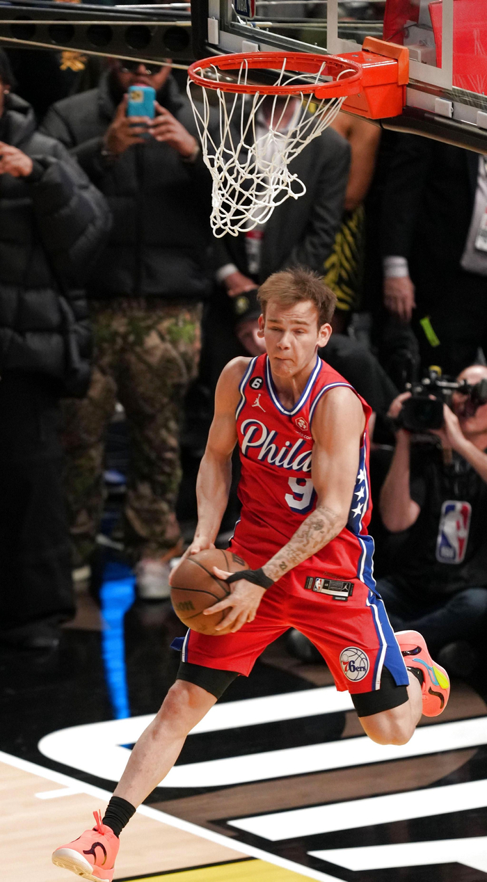 “网红扣将”麦克朗加冕今年NBA全明星扣篮王。  图/新华社