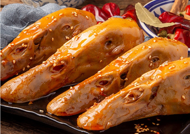 ▲图 | 鸭头不但人们爱吃，宠物也爱吃生鸭头