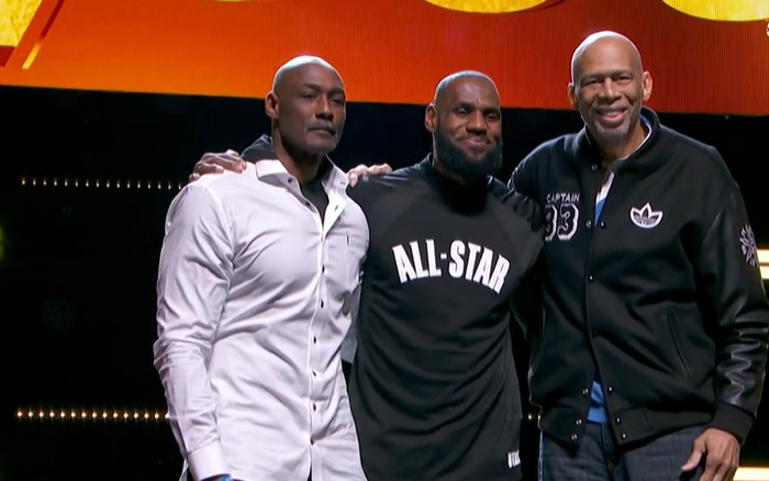NBA全明星赛中场休息的致敬环节，历史得分王前三名马龙（左）、贾巴尔（右）和詹姆斯亮相。  视频截图