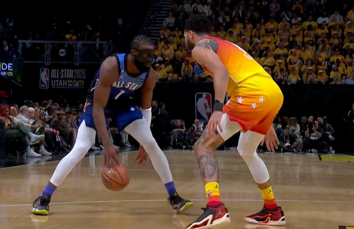 全明星正赛，凯尔特人“双探花”杰伦·布朗（左）与塔图姆“斗牛”。  视频截图