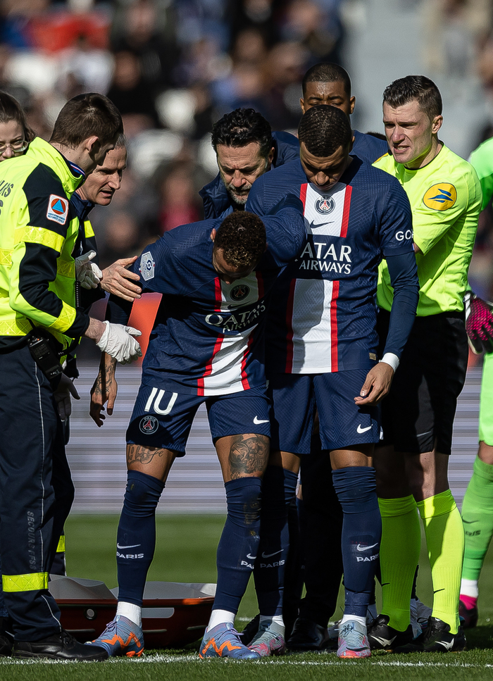2月19日,巴黎圣日耳曼队球员内马尔(前左)在比赛中受伤.
