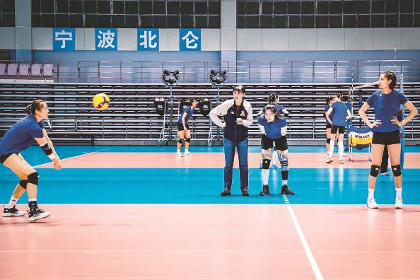             赖亚文（中）在北仑视察女排集训  中国排协供图          