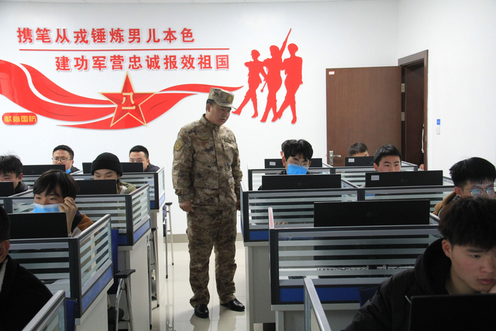 2月21日，纳雍县组织预征青年体检心理检查现场。王庆泽摄