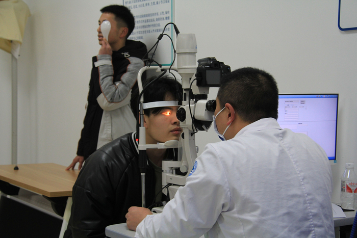 2月21日，纳雍县组织预征青年体检现场。王庆泽摄