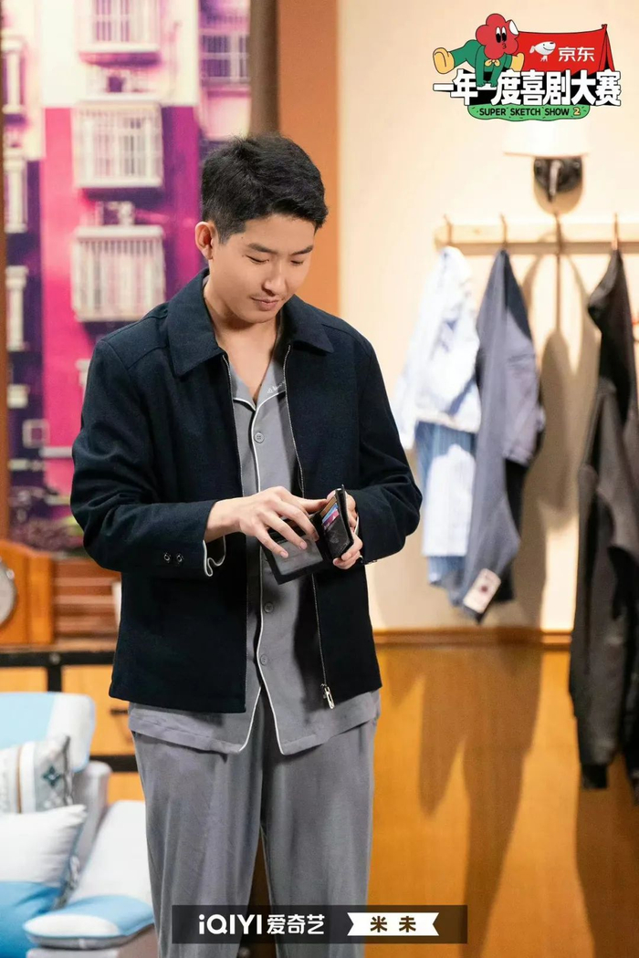 ▲在《一年一度喜剧大赛2》中，闫佩伦担任了不少节目的助演，《开不了口》中的三叔就让人印象深刻。