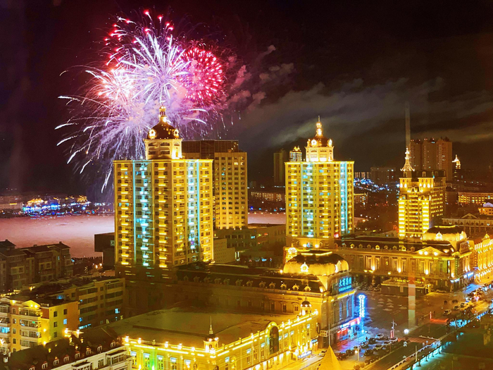 2月5日，农历正月十五晚上，满洲里市举办了持续30分钟的焰火表演。新京报记者 张静姝 摄