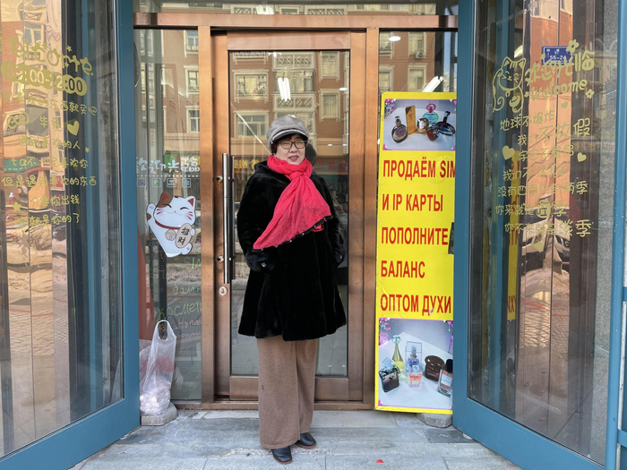 2月3日，任艳萍在自家店铺门口，疫情三年她一直没有关店，等着俄罗斯客户重新“回来”。新京报记者 张静姝 摄