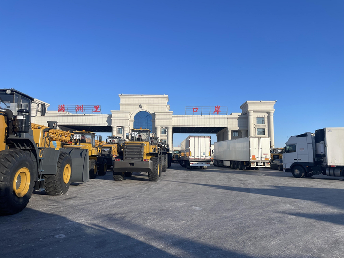 2月8日一早，已经装满果蔬的俄罗斯货车和等待出口的中国机械工程车正在排队驶出口岸进入俄罗斯。新京报记者 张静姝 摄