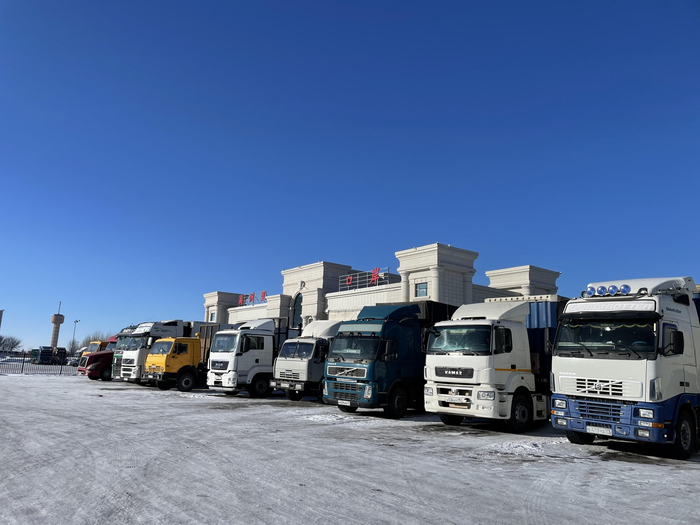 2月3日，“甩挂运输”政策取消后，经满洲里口岸过境的俄罗斯货车排着队等待装运果蔬生鲜产品。新京报记者 张静姝 摄