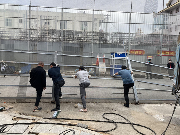 2月2日，工人正在拆除防护网。&nbsp; 新京报记者 徐杨 摄