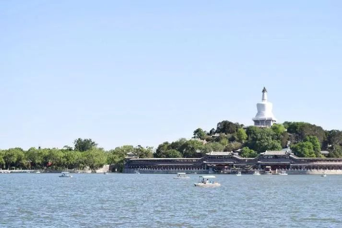 漪澜堂及身后白塔（图片来源：Pixabay网站）