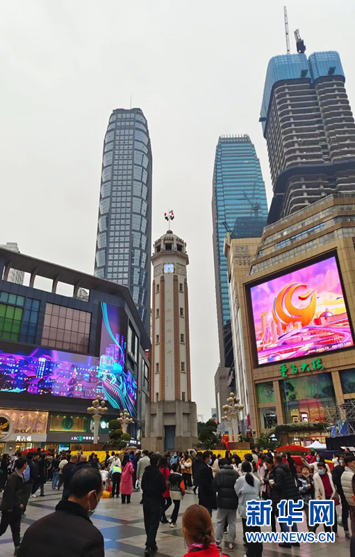 图为解放碑商圈步行街。新华网记者 陈硕 摄