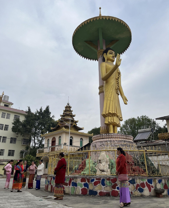2月2日，盛装出席婚礼的人们聚集在姐告佛寺。&nbsp; 新京报记者 徐杨 摄