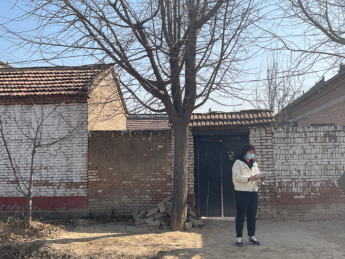 村子里，郭丽拿着等待已久的判决书&nbsp;澎湃新闻记者 何沛芸 摄