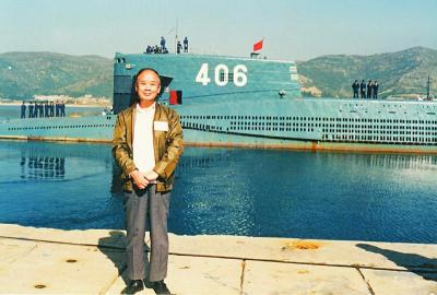 赵仁恺在我国核潜艇前留影。