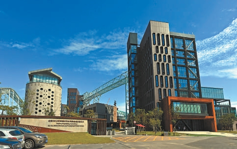 曾经的筒仓和料仓被改造成了冬奥组委办公区。