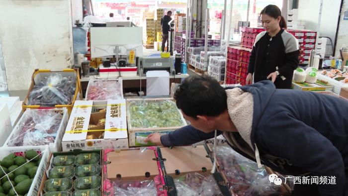 区市场监督管理局的工作人员来到广西海吉星批发市场,在进口水果档位