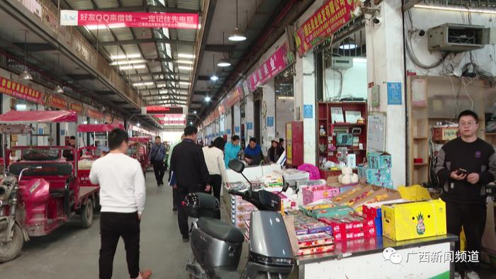 区市场监督管理局的工作人员来到广西海吉星批发市场,在进口水果档位