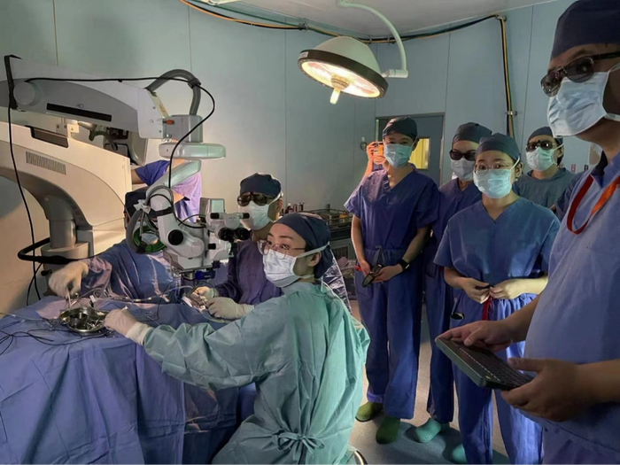 徐格致、吴继红团队在为患者进行手术（受访单位供图）