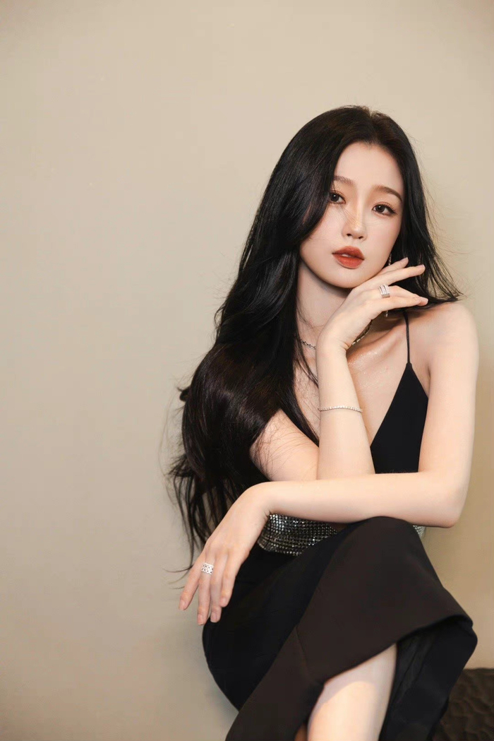 虞书欣晒黑色深v吊带群随拍,欣欣子黑色礼服裙好气质|虞书欣|礼服裙
