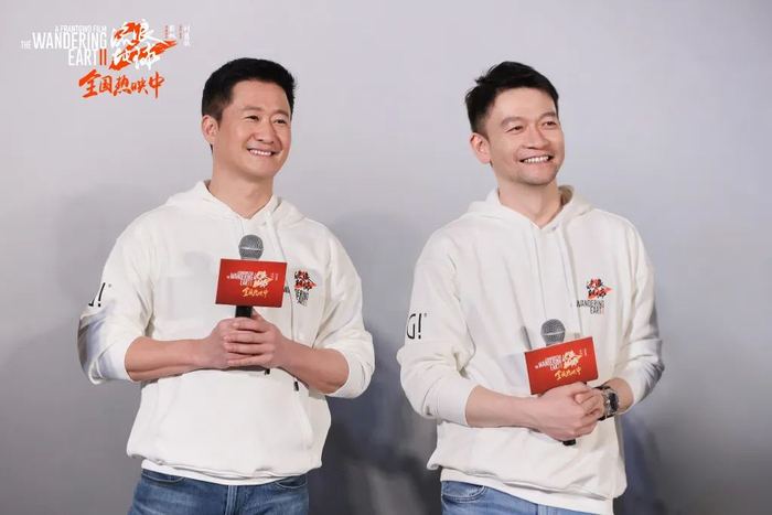 ▲吴京和电影《流浪地球》系列导演郭帆（右）。  图片来自该片官微