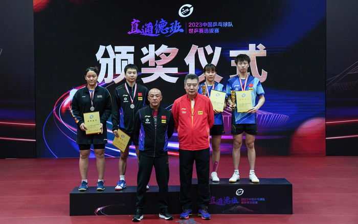 中国乒乓球队总教练李隼（前排右）、混双教练组组长肖战在颁奖仪式上。  图/新华社